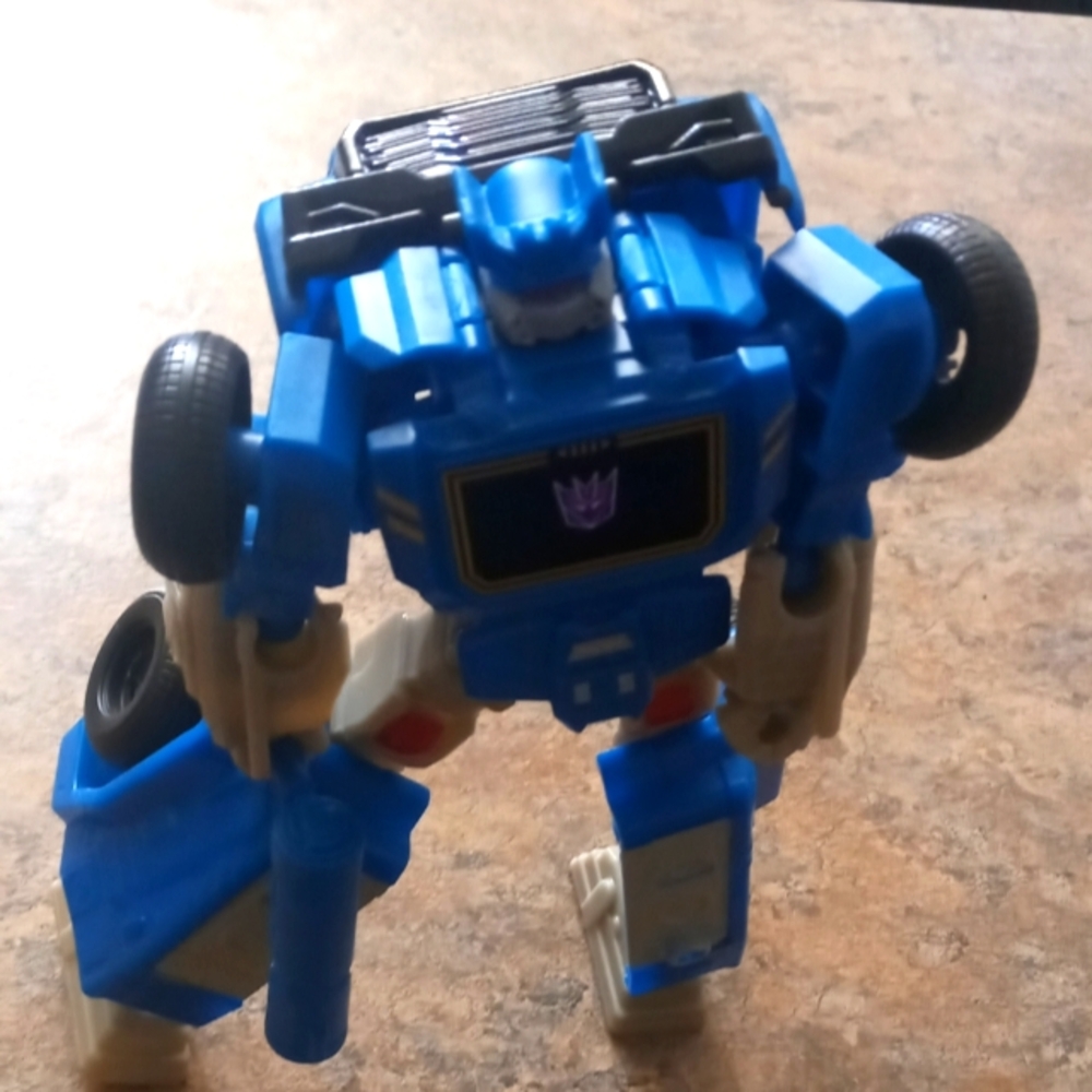 Transformers soundwave turns in to amours SUV Decepticon